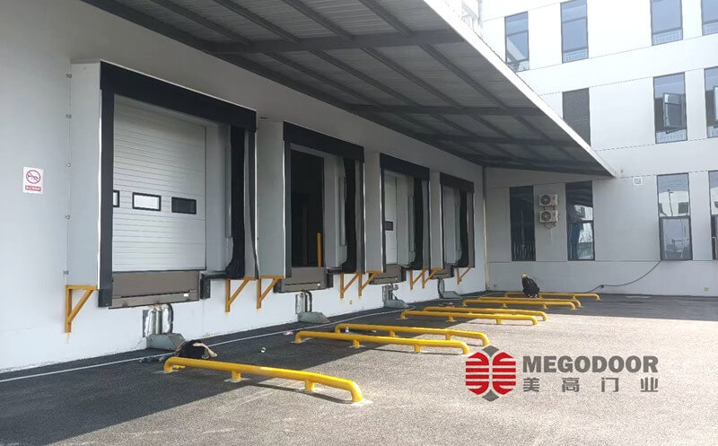 徐州装卸货平台保温充气门封，提高仓库密封与节能效果缩略图