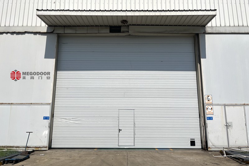 徐州厂房安全大门：带小门的工业提升门产品详解缩略图