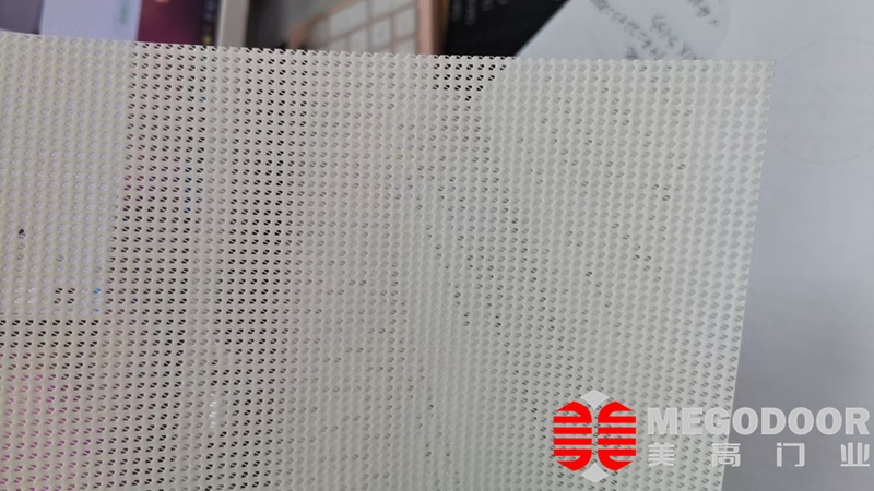 防蚊透风两不误：快速卷帘纱网门在工业环境中的应用插图