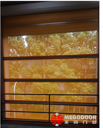 防蚊透风两不误：快速卷帘纱网门在工业环境中的应用插图1